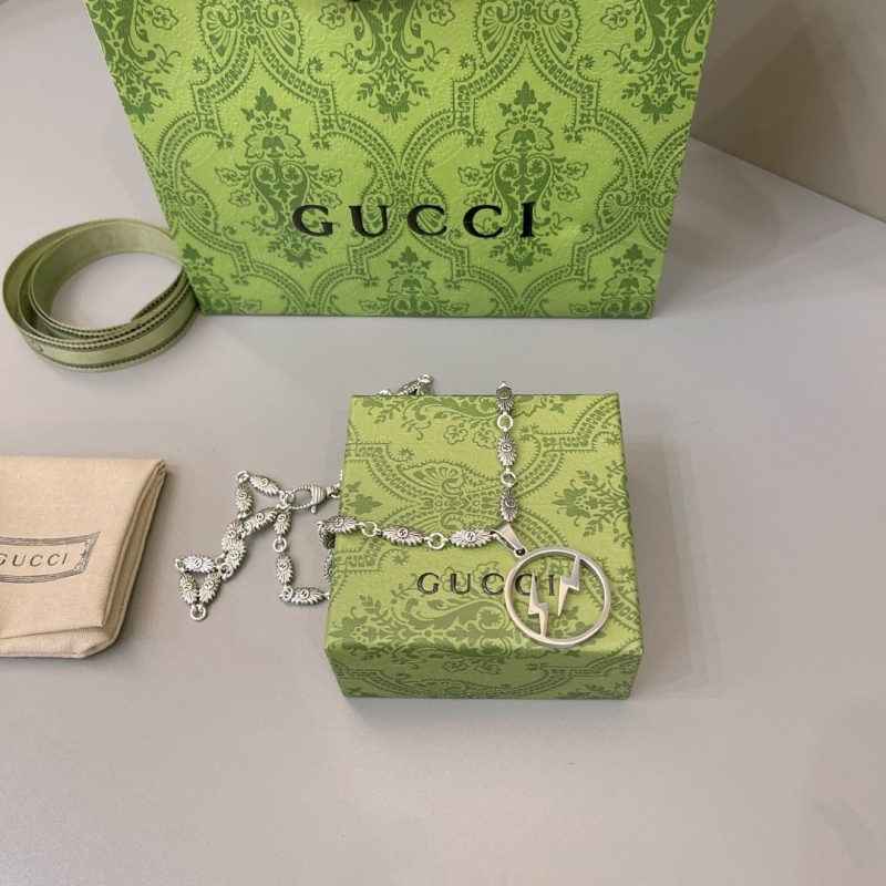 G*u*i necklaces